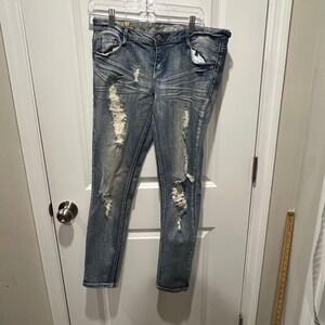 Vanilla Star distressed Skinny Jeans Medium Wash Blue Star Studded Distress 13‎